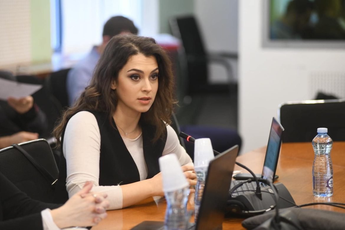 Doarsa-Kica-Xhelili-1-1170x780 Deputetja e LDK-së, Doarsa Kica – Xhelili, ka thënë se partia e saj nuk ka vija të kuqe me asnjë parti, por ka theksuar se nuk do të bëjnë koalicion nëse kryeministër propozohet të jetë Albin Kurti. Ajo ka shpjeguar se LDK-ja, pas zgjedhjeve, do të shohë pozicionin e saj. “LDK-ja nuk ka vija të kuqe me askënd. Dukshëm, vijat e kuqe ndër vite janë shndërruar në të kaltra e të gjelbra. LDK nuk bën koalicion me kryeministër Albin Kurtin, nuk bën koalicion nëse ai është kryeministër. LDK do të ofrojë iniciativën e vet politike dhe do të shikojë se ku e pozicionon qytetari, pastaj shohim e bëjmë”, ka deklaruar ajo në RTV Dukagjini. Ajo ka drejtuar kritika ndaj Kurtit, për të cilin tha se nuk e di as çka është Kushtetuta. “E ki kryeministrin e Kosovës që aktin më të lartë e ka Kushtetutën, idenë më të vogël nuk e ka çka është Kushtetuta… s’e ka idenë e ndarjes së pushteteve, apo nuk i konvenon demokracia si sistem. Kryeministrit nuk i konvenon demokracia si sistem. Të mos e kuptosh faktin pse gjyqtarët nuk i nënshtrohen votës, është shpërthim i absurditetit”, tha ajo