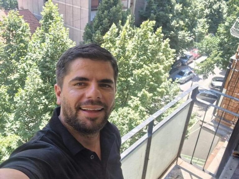 LAJM I MIRË: Mitrovicasi Artan Xhaka pas 24 viteve rikthehet në banesën e tij të uzurpuar në veri të Mitrovicës