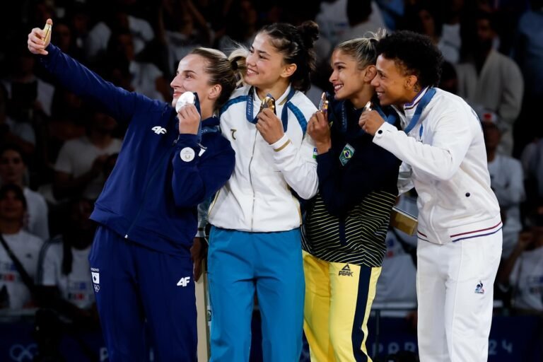 Momenti i kurorëzimit të Distria Krasniqit me medaljen e argjendtë në Paris 2024