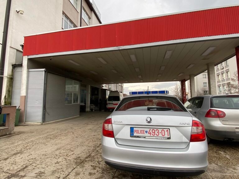 Therje me thikë në Skenderaj: Dy të mitur në gjendje të rëndë dërgohen në QKUK