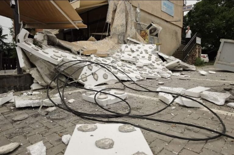 Erërat e Forta Shkaktojnë Dëme Materiale në Objektin Banesor Afër QKMF-së në Skenderaj