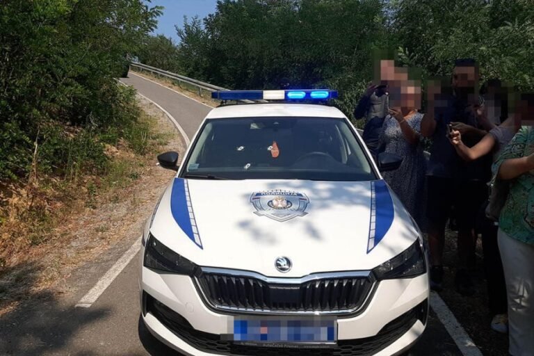Media serbe publikon fotografi të veturës së policisë për të cilën pretendon se në të shtiu Faton Hajrizi