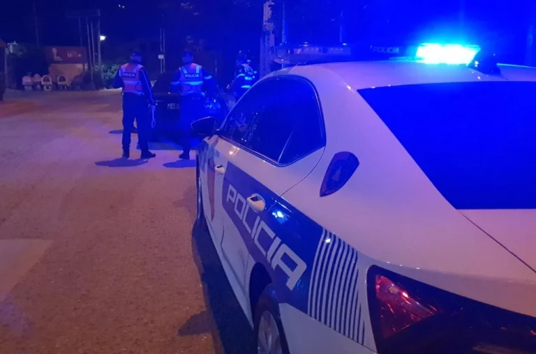 Plagosi me thikë një 26-vjeçar pas konfliktit, përfundon në pranga autori