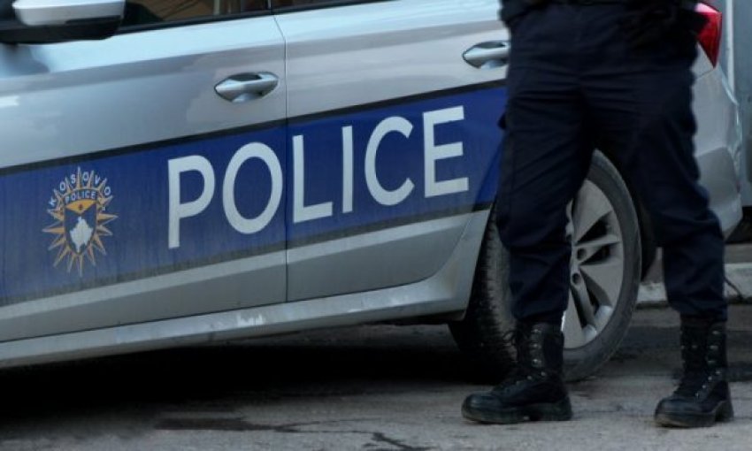 policee Gruaja nga Mitrovica kërcënon burrin, vjehrrin dhe kunatin, tenton t’ia marrë armën policit që intervenoi