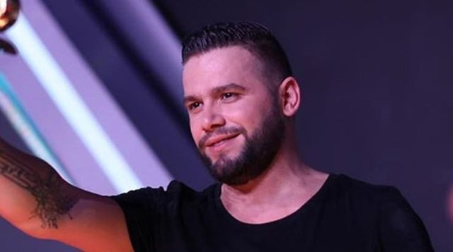 Sot feston ditëlindjen Flori Mumajesi, kaq vite mbushi