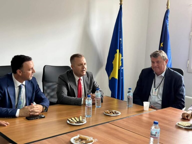 Sot, në Qendrën e Paraburgimit në Gjilan, Zëvendësministri i Drejtësisë, z. Blerim Sallahu dhe Ismail Dibrani, pritën në takim deputetin z. Mogens Jensen