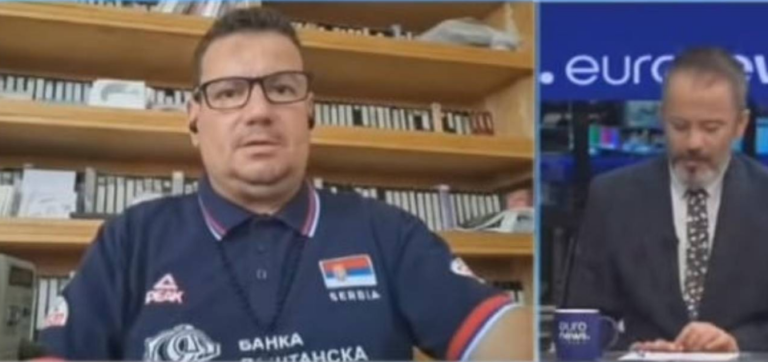 Ndodh edhe kjo, gazetari i RTSH-së shfaqet me flamur të Serbisë në transmetim