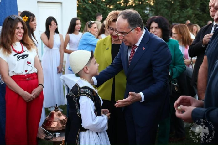 Presidenti Begaj në Patos: Promovim traditave dhe vlerave të Myzeqesë