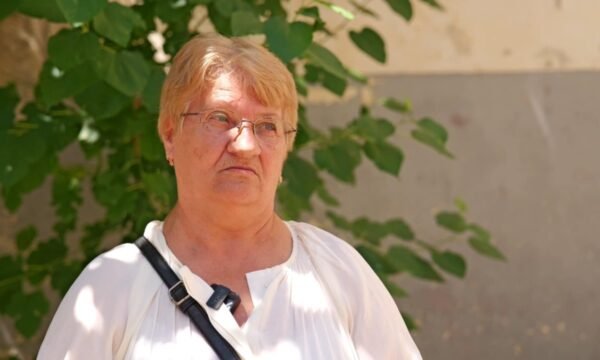 “Fatonin e vrau shteti”: Nëna e tij kritikon Bislimin dhe Haxhiun