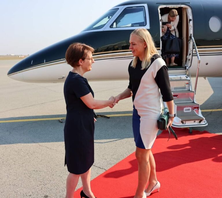 Gervalla pret në Airoport Ministren e punëve të jashtme të Finlandës, znj. Elina Valtonen.