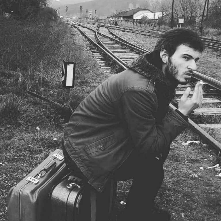 Kosova në skenën ndërkombëtare 🎭Shfaqja “Waiting For Train” në Festivalin Ndërkombëtar të Teatrit