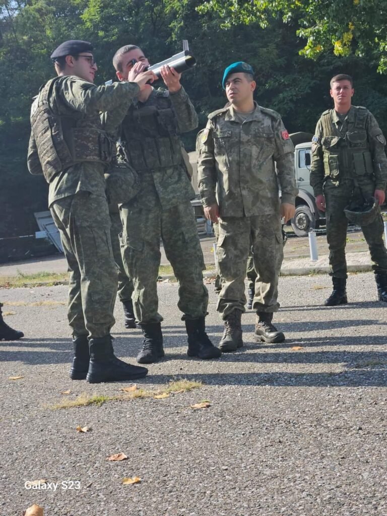 Delegacioni i Gardës së Iowas pa nga afër kapacitetet e këmbësorisë së FSK-së në Istog 