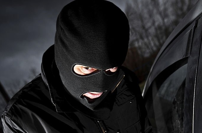 Hajnat tmerrojnë dy vajza në Prishtinë, iu futen në banesë – i lidhin dhe ua marrin 1 mijë euro