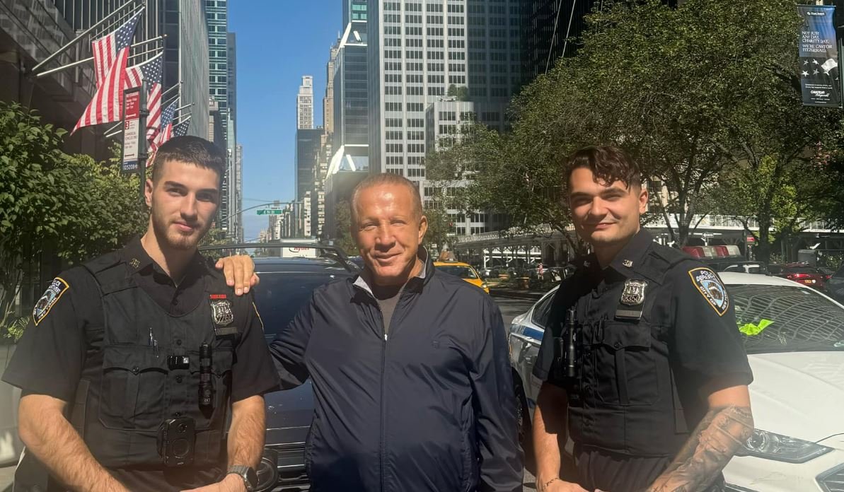 Ish-presidenti-Behgjet-Pacolli-me-dy-shqiptare-police-ne-New-York