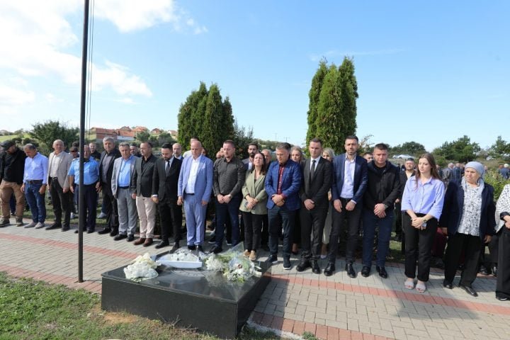 Lladrovci bën homazhe para memorialit të familjes Deliu në Abri dhe në Negroc e Vuçak