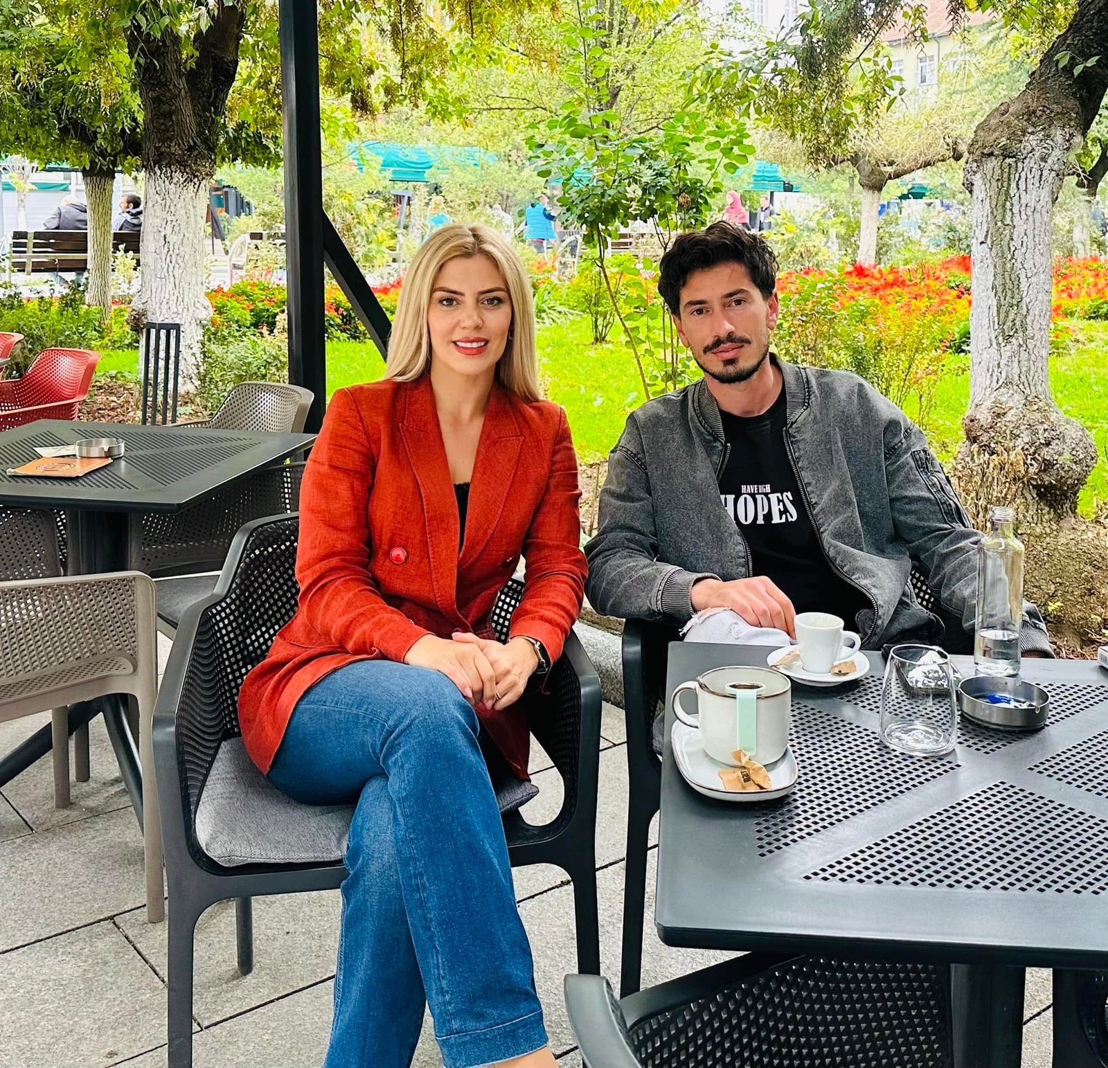 Alberti ishte 2 vjeç kur ia vranë nënën dhe 20 anëtarët tjerë të familjes në Abri, historia e tij është historia e vetë Kosovës