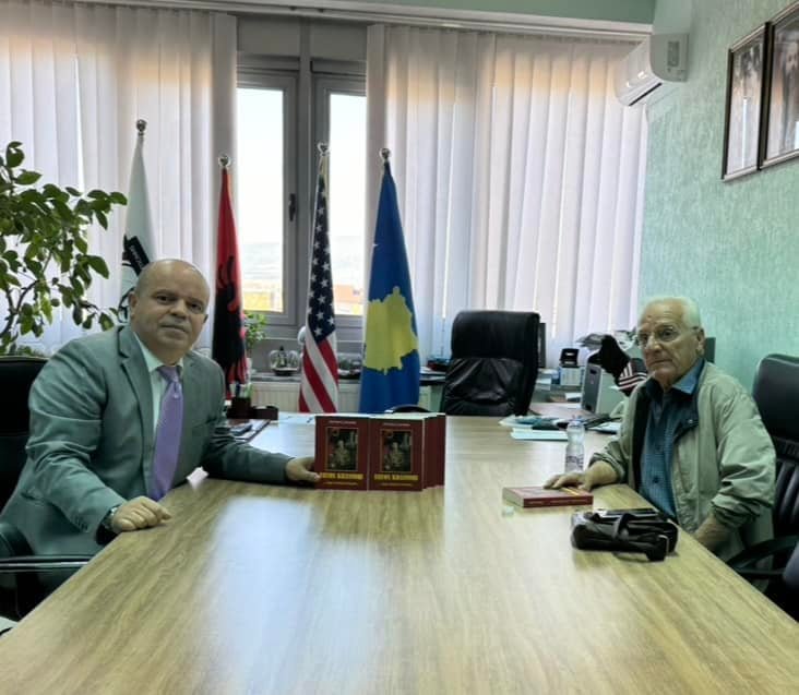 Sherif Krasniqi viziton shkollën e djalit të tij dëshmor, Fatos Krasniqi