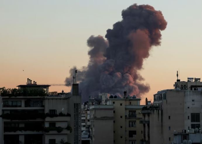 Tronditet Bejruti, ushtria izraelite thotë se shënjestroi selinë qendrore të Hezbollahut