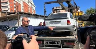 Inspektorati i Prishtinës largon veturat e braktisura nga hapësirat publike