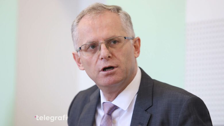 Besnik-Bislimi-raporton-ne-Komisionin-per-Integrim-Evropian-foto-Ridvan-Slivova-25-e1718788518313-780x439