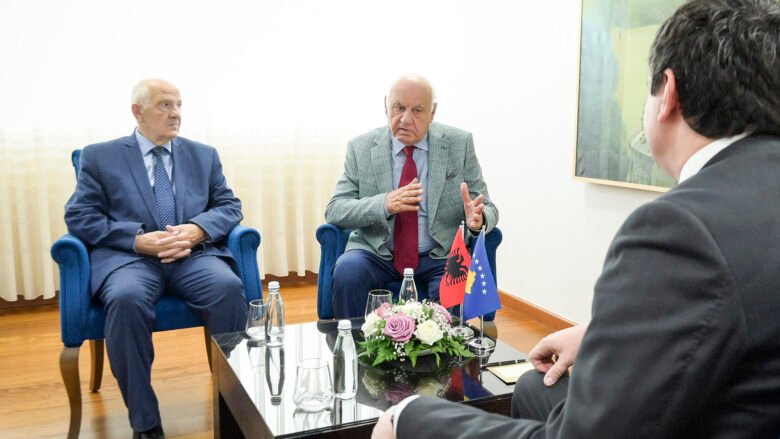 IMG_3390-780x439 Kryeministri i Republikës së Kosovës, Albin Kurti, ka pritur sot në takim ish-presidentët e Republikës së Shqipërisë dhe Republikës së Kosovës, Alfred Moisiu dhe Fatmir Sejdiu. Takimi vjen pas pjesëmarrjes së tyre në Konferencën “Balkan Leadership Conference”, organizuar nga Federata e Paqes Universale në bashkëpunim me Qeverinë e Kosovës. Gjatë takimit, u diskutua për progresin ekonomik dhe demokratik të Kosovës, si dhe për bashkëpunimin ndërmjet Kosovës dhe Shqipërisë.