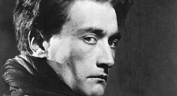 Nuk besoj më në fjalët e poemave