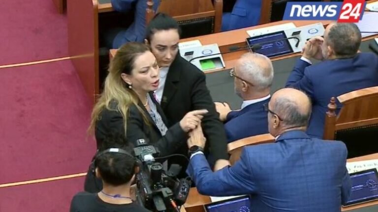 Tension jashtë dhe brenda Kuvendit të Shqipërisë, Petro Koçi akuzon opozitën: Kjo është përpjekje për luftë civile