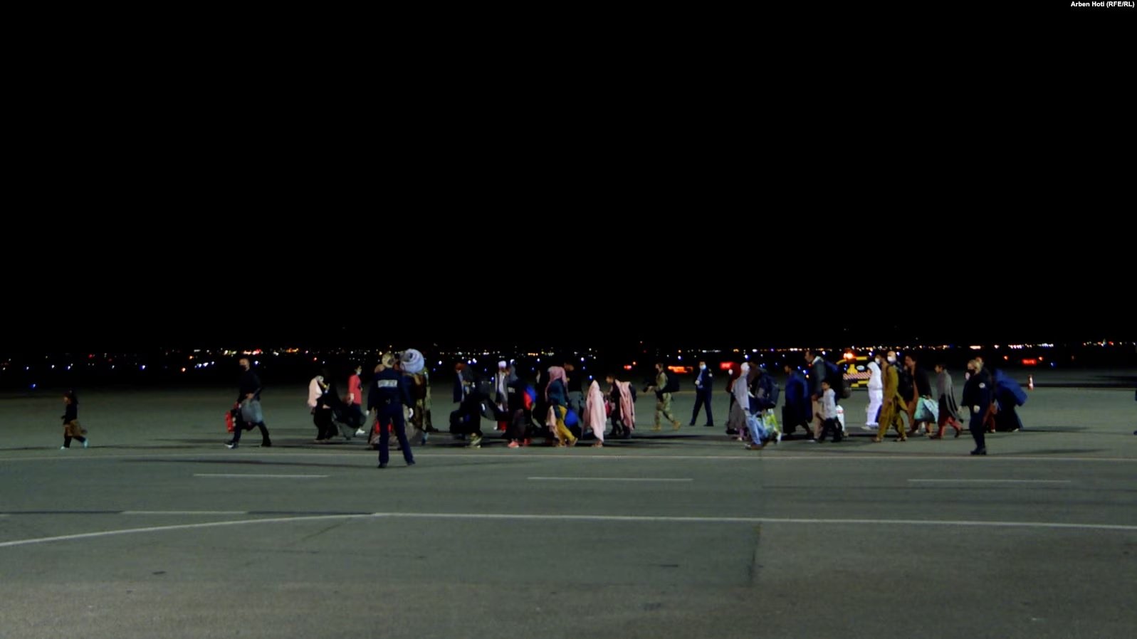 afganet-ne-kosove-2021 Gjashtëdhjetë e tetë shtetas afganë u vendosën nga 13 tetori në Kosovë, por koordinimi i strehimit të tyre nuk u bë me Qeverinë amerikane, sikurse më herët.