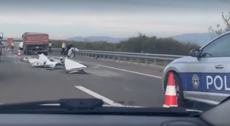 Aksident i rëndë në autostradën “Ibrahim Rugova”, një person shihet i shtrirë në rrugë