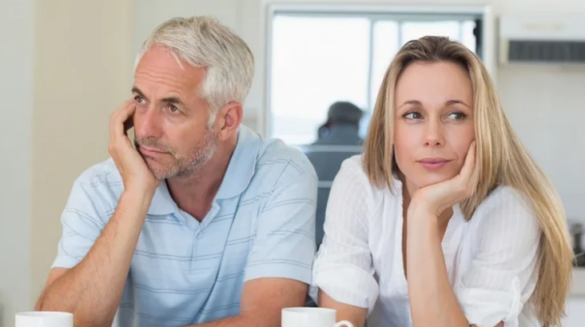 Divorci emocional: 10 shenjat që tregojnë që po e përjeton në lidhjen tënde