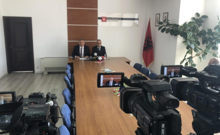 VV s’merr pjesë në seancën e jashtëzakonshme për ushqimin e FSK-së, e quajnë “propagandë të opozitës”