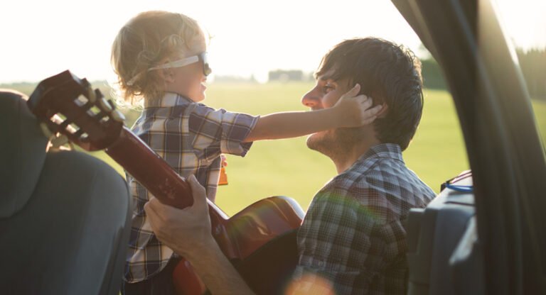 Të mësuarit Ndijor: Si të ndihmoni fëmijën 3 vjeçar të eksplorojë botën