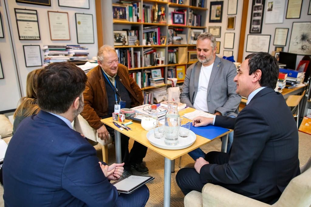 Kurti takon intelektualin Adam Michnik, flasin me admirim për Kadarenë dhe Lubonjën, ftohet për një ligjëratë në Prishtinë