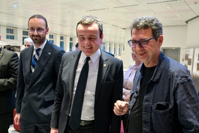 Kryeministri Kurti viziton ekspozitën dokumentuese të Shkumbin Brestovcit në Berlin