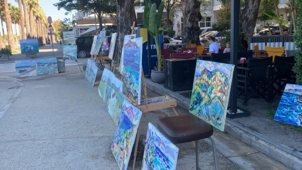 Vlora frymëzon piktorët, peizazhet e qytetit bregdetar në një ekspozitë me 80 punime