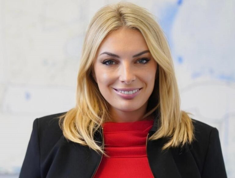 Nën thundrën e kohës