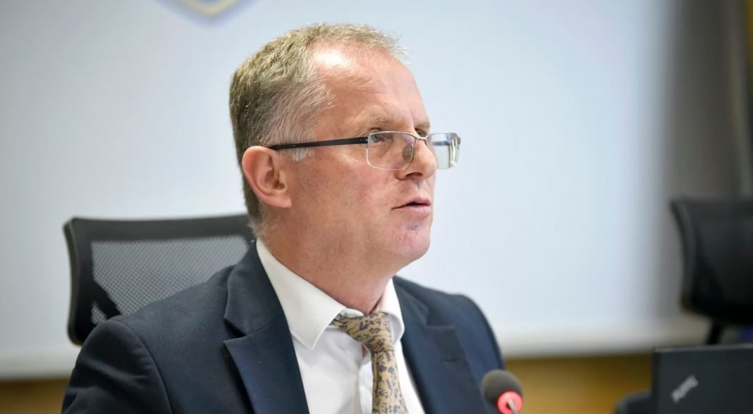 Besnik Bislimi Bislimi publikon emrin e një serbi, thotë se “është dora e djathtë e Radoiçiqit që organizon sulme nga Serbia”