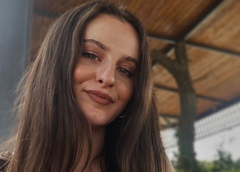 Një aksident i rëndë trafiku, i ndodhur në orët e para të mëngjesit të sotëm në magjistralen Hani i Elezit – Kaçanik, la të vdekur të renë nga komuna e Kaçanikut. Viktima është Laurina Kuqi, e moshës 22-vjeçare, e cila, sipas Policisë, në momentin kririk si pasojë e shpejtësisë humbi kontrollin mbi automjet. Për vdekjen e saj ka reaguar edhe menaxhmenti i “ETC-së” së Kaçanikut, duke njoftuar se viktima ishte pjesë e stafit të tyre.