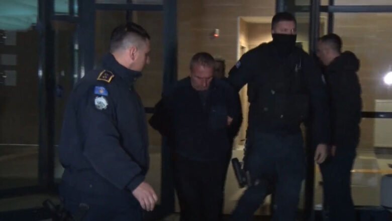 i-pandehuri-780x439-1 Gjykata e Prishtinës ka caktuar masën e paraburgimit prej një muaji ndaj Dragisha Viqentijeviqit, i arrestuar nën dyshimin se ka marrë pjesë në sulmin terrorist të kryer kundër kanalit të ujit të Ibër-Lepencit në zonën e Zubin Potokut më 29.11.2024.