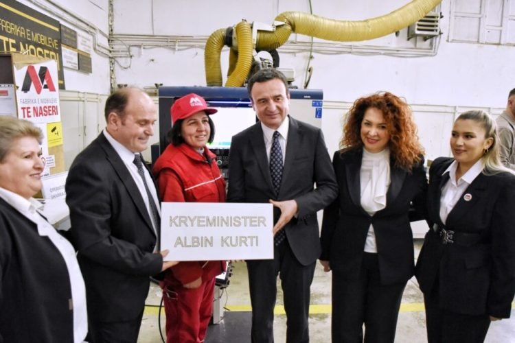 475640038_1164873008339758_6476076188670501502_n-1024x682-1-750x500 Kryeministri i vendit, Albin Kurti ka vizituar një fabrikë të mobileve në Therandë në kuadër të fushatës zgjedhore.