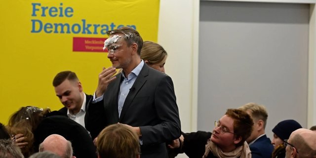 Ish-ministri gjerman sulmohet me shkumë rroje gjatë një takimi elektoral Ish-ministri gjerman sulmohet me shkumë rroje gjatë një takimi elektoral