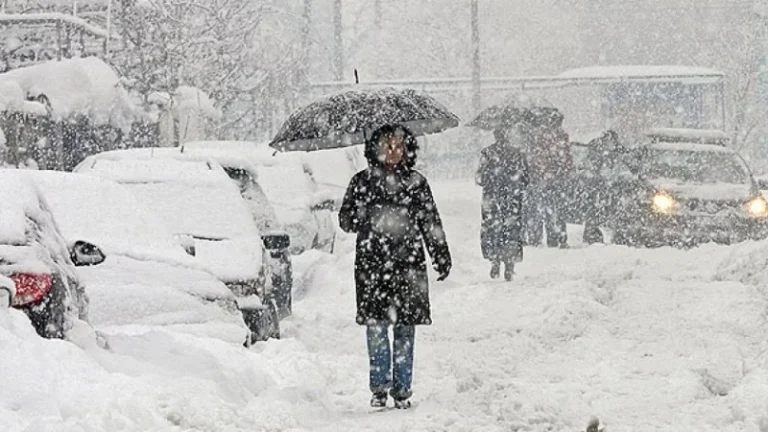Pas temperaturave pranverore që patëm ditëve të fundit, në fundjavë pritet të kemi një mot tipik dimëror për këtë periudhë kohore. Reshjet e dëborës që fillojnë gjatë mbrëmjes dhe natës, parashihet të vazhdojnë përgjatë ditës së shtunë kohëpaskohe. Në vise më të ulëta ditën mund të përzien me shi, apo të bien në formë sqote. Frynë erëra veriore të lehta dhe mesatare 3-7m/s. Temperaturat minimale zbresin në 0C e -1C, e ato maksimale gjatë ditës shkojnë deri në 1C e 3C.