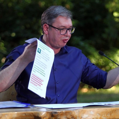 Presidenti serb Aleksandar Vuçiç e quajti vendimin e SHBA-ve për të sanksionuar Naftna Industrija Srbije, rafinerinë e vetme të vendit që kontrollohet nga Gazprom, “shumë të ashpër” dhe tha se do të nevojitet një lloj transaksioni për të siguruar funksionimin e saj. “Nuk është një situatë e lehtë për Serbinë”, deklaroi Vuçiç për Bloomberg në një intervistë në Beograd të premten, menjëherë pasi SHBA-të vendosën sanksionet më agresive ndaj industrisë ruse të naftës. “Si një vend i vogël, ne jemi me shpatulla pas murit për shkak të interesave të shteteve të mëdha”.