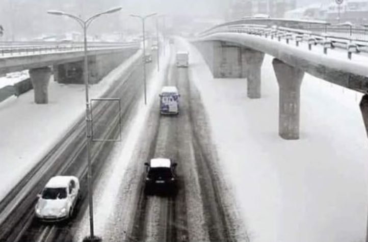 Policia me apel për shoferët: Vozitni me kujdes në rrugët e mbuluara me borë Policia me apel për shoferët: Vozitni me kujdes në rrugët e mbuluara me borë
