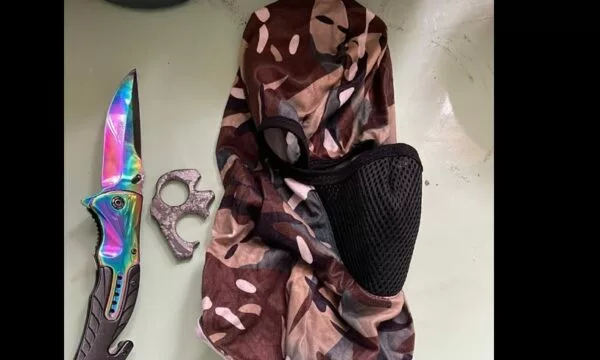 Operacion policor në shkollat e Vushtrrisë, nxënësit kapen me armë të ftohta