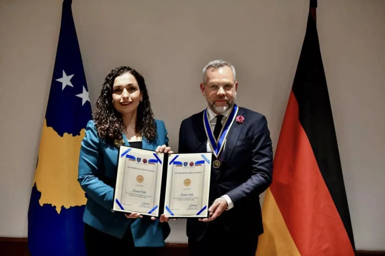 Presidentja Osmani dekoron me Medaljen Presidenciale të Meritave ish-ministrin Roth