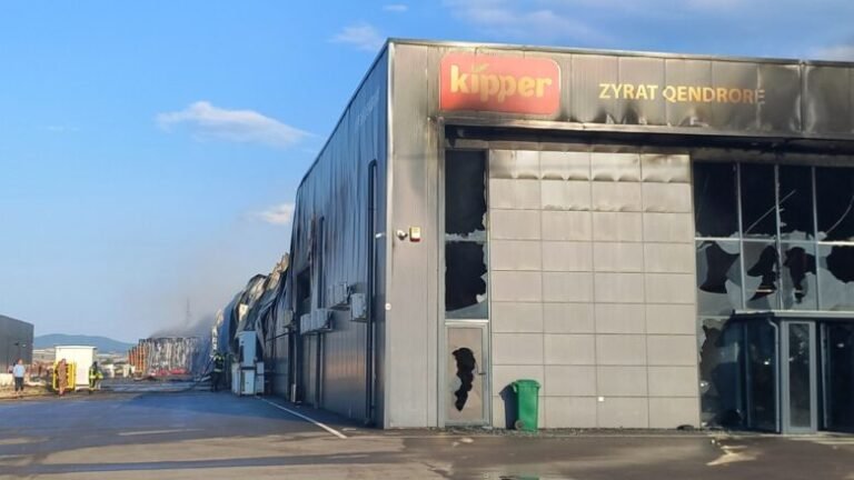 “ZJARRVËNIE / Rr. Ibrahim Rugova, Lipjan 15.07.2025 – 16:26. Raportohet se janë përfshirë nga zjarri dy depo të dy ankuesve meshkuj kosovarë. Në vendin e ngjarjes kanë dalë njësitet përkatëse dhe ekipet e zjarrfikësve. Lidhur me rastin është njoftuar prokurori”, thuhet në raportin e Policisë.