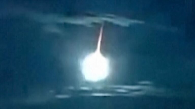 Momenti kur një ‘top zjarri’ ndriçon qiellin gjatë natës në Japoni