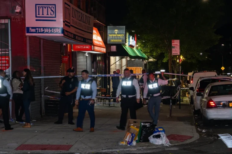 Një konlfikt me armë zjarri ka tronditur gjatë natës lagjen Crown Heights në Brooklyn, duke lënë tre persona të vrarë dhe tetë të plagosur. Ngjarja ndodhi në një sallë pritjeje të mbushur me njerëz, pas një grindjeje të nisur brenda lokalit “Taste of the City”.