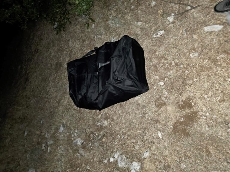 Nje person e gjuan Policinë dhe ikë maleve duke e lënë çantën me drogë
